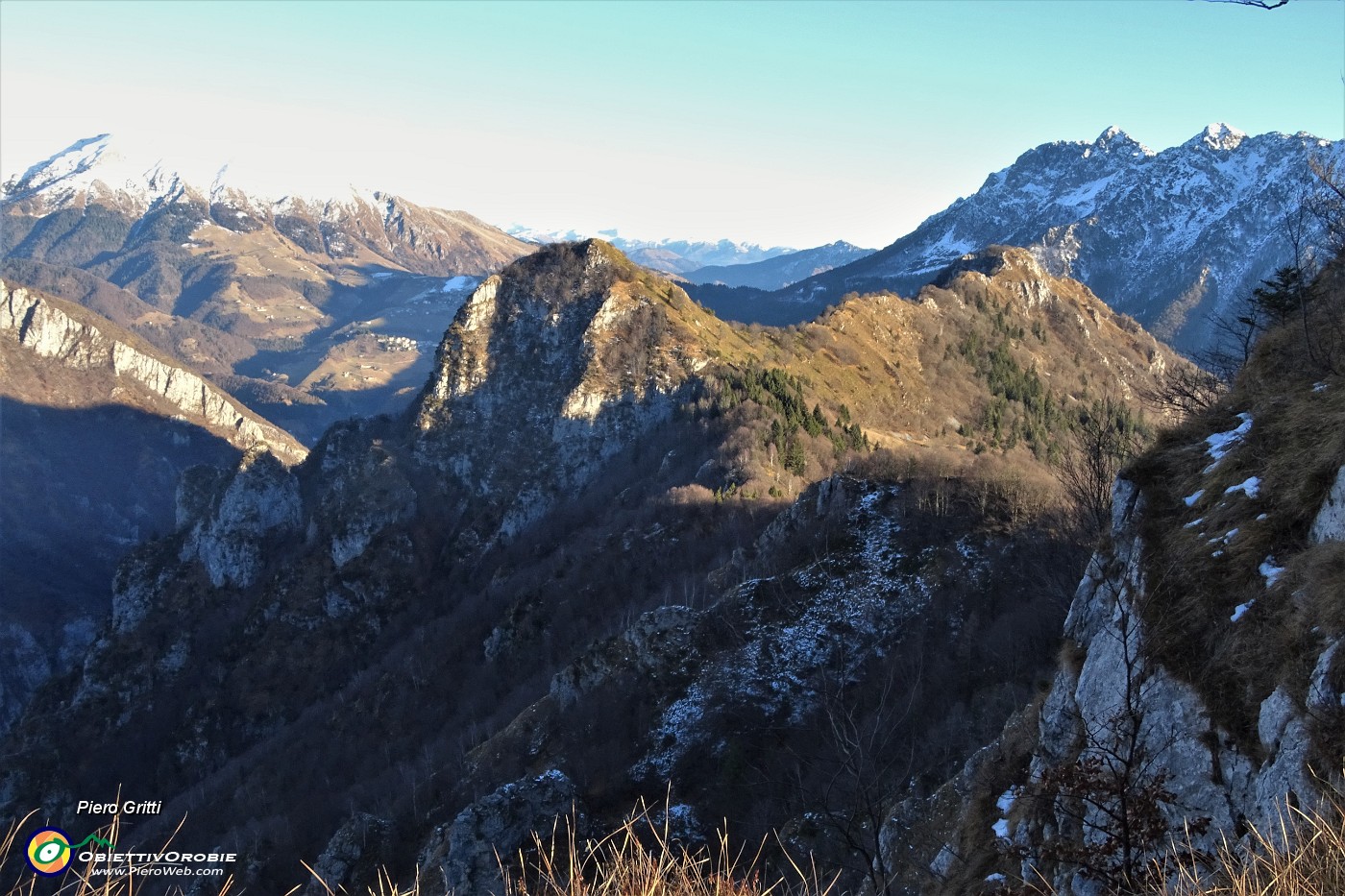 60 Vista sui dirupati versanti nord di Vaccareggio e Castello.JPG